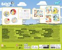 Verpakking van de Totum Bluey 2-in-1 creatieve set. Toont de Bluey-personages, gipsen figuren, verf, sjablonen en een handleiding.