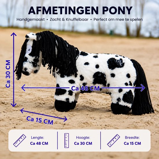 Zwart-witte knuffelpony met vlekken, met afmetingen: lengte 48cm, hoogte 30cm, breedte 15cm.