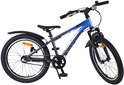 Blauwe en grijze kinderfiets met 20-inch wielen, zwarte banden en voorspatscherm.