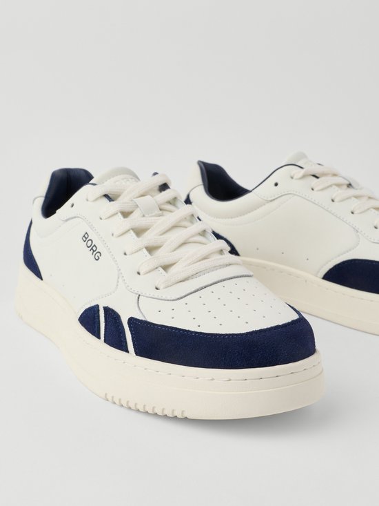 Witte lage sneakers met suède en leren details, merknaam BORG op de zijkant.