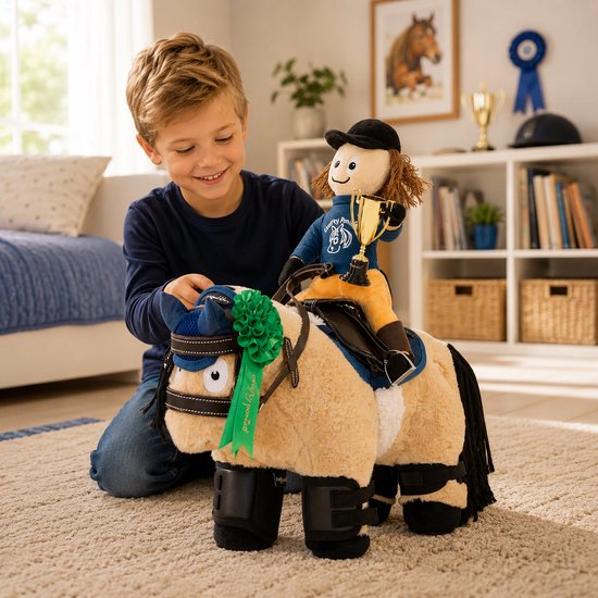 Jongen met knuffelpony met ruiter die een trofee vasthoudt, zadel, hoofdstel en groene linten.