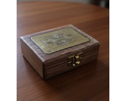 Houten Speelkaartendoosje met Messing Schoppen Koning (Inclusief Kaarten)