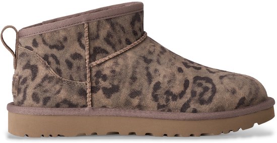 Zij-aanzicht van taupe UGG enkellaarsjes met luipaardprint, suède en bruine zool.