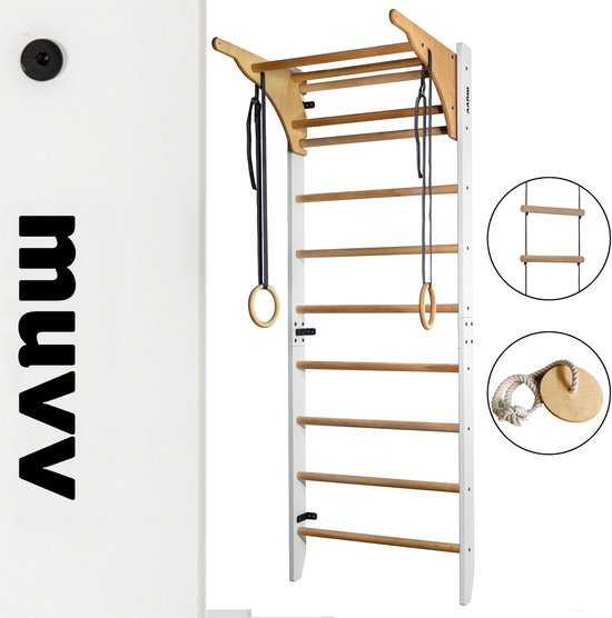 Wit houten klimrek met sporten, aan de zijkant hangende ringen en een touwschijf.