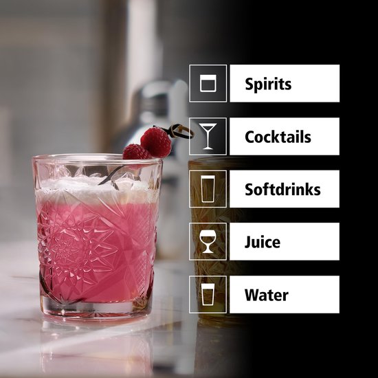 Gedetailleerd roze kristalglas gevuld met een roze drankje en frambozen.