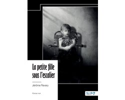 La petite fille sous l'escalier