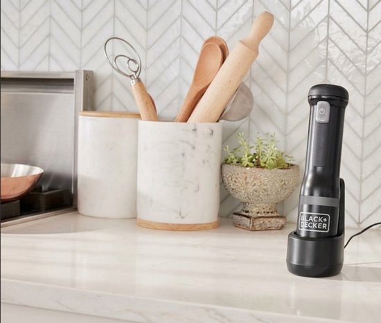 BLACK+DECKER KitchenWand™ 6 in 1 Draadloze Staafmixer - Accu - Inclusief wijnfles opener, blikopener, melk opschuimer,maatbeker, perper en zout molen van Black+Decker — afbeelding 4