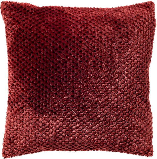 Rood sierkussen met een gebreid, bubbelpatroon.