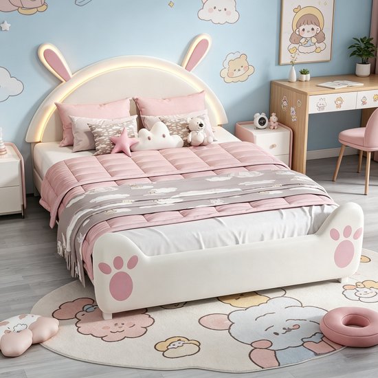 Lit blanc pour enfant avec tête de lit à oreilles de lapin roses et éclairage LED, empreintes de pattes sur le pied de lit. Couvertures et coussins roses et gris.