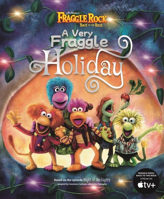Couverture du livre 'A Very Fraggle Holiday' avec les Fraggles, y compris Gobo, Red, Wembley, Mokey, Boober et Uncle Traveling Matt. Le titre est en argent.