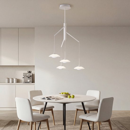 Moderne witte hanglamp boven ronde tafel in lichte keuken.