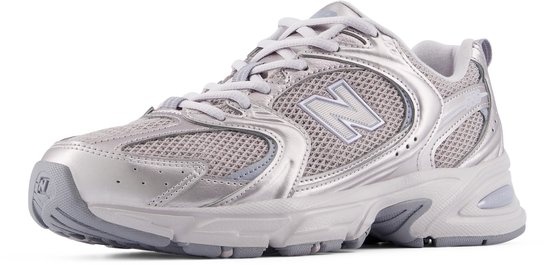 Grijze New Balance 530 sneaker van mesh en metallic materiaal, vanaf de zijkant.