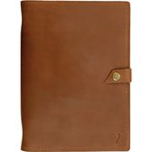 Bruin leren notitieboek met een leren sluitband en koperen knoop. Rechtsonder een V-logo.