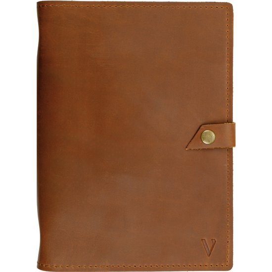 Carnet en cuir marron avec une bande de fermeture en cuir et un bouton en cuivre. Logo en V en bas à droite.