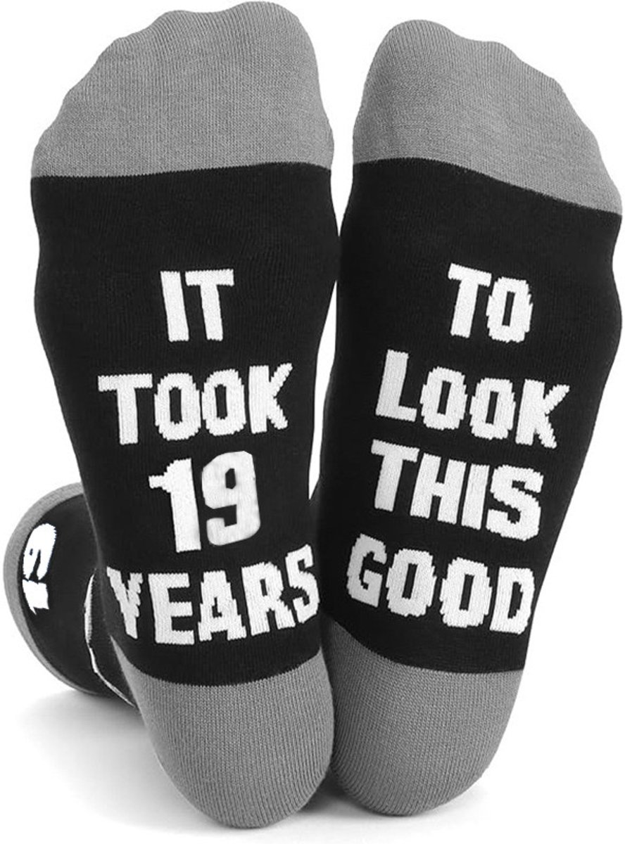 SilverAndCoco® - 19 Jaar Sokken / Gekke Vrolijke Foute Kleding / Leuke Grappige Dikke Warme Socks / Verjaardag Geschenk Sok Outfit Katoen / Vrouw Man Sinterklaas Schoen Kerst Cadeau met Tekst - Negentien Versiering Happy Birthday