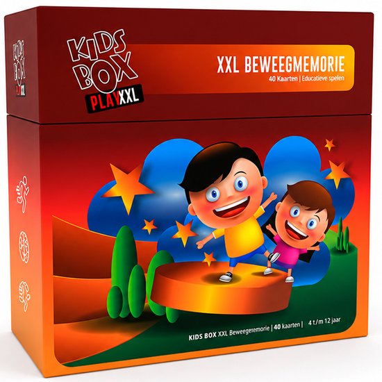 Een gesloten doos met de tekst 'KIDS BOX PLAYXXL XXL BEWEEGMEMORIE'. Voorop een illustratie van twee lachende kinderen op een podium.