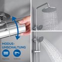 Collage van douchefuncties: Hand bedient thermostaatkraan (Modus Umschaltung), regen- en handdouche in gebruik.