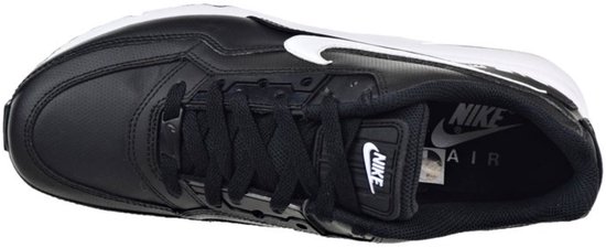 Zwarte Nike Air Max sneaker, van bovenaf gezien. Met witte swoosh, veters, Nike Air logo op de tong en inlegzool.