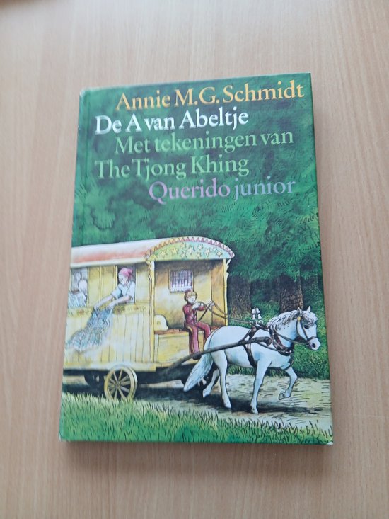Boekcover van 'Abeltje' met een wit paard dat een woonwagen trekt. Tekst in het Nederlands.