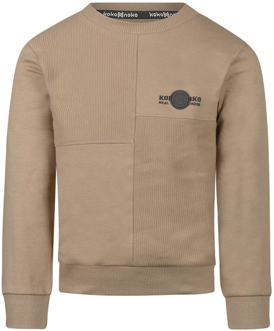 Beige trui met ronde hals, opgedeeld in vlakken van ribstof en gladde stof. Een ronde patch met logo op de borst.