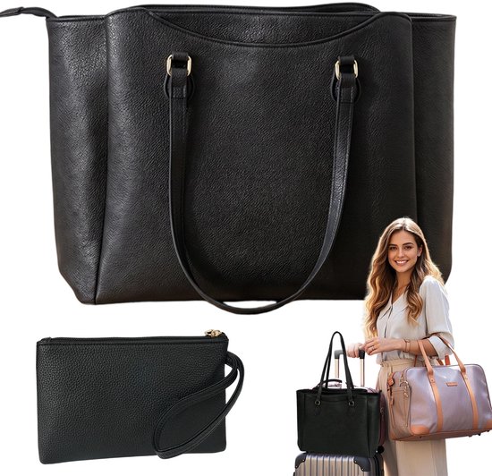 Zwarte tote bag en clutch, met een model dat poseert met een reiskoffer.