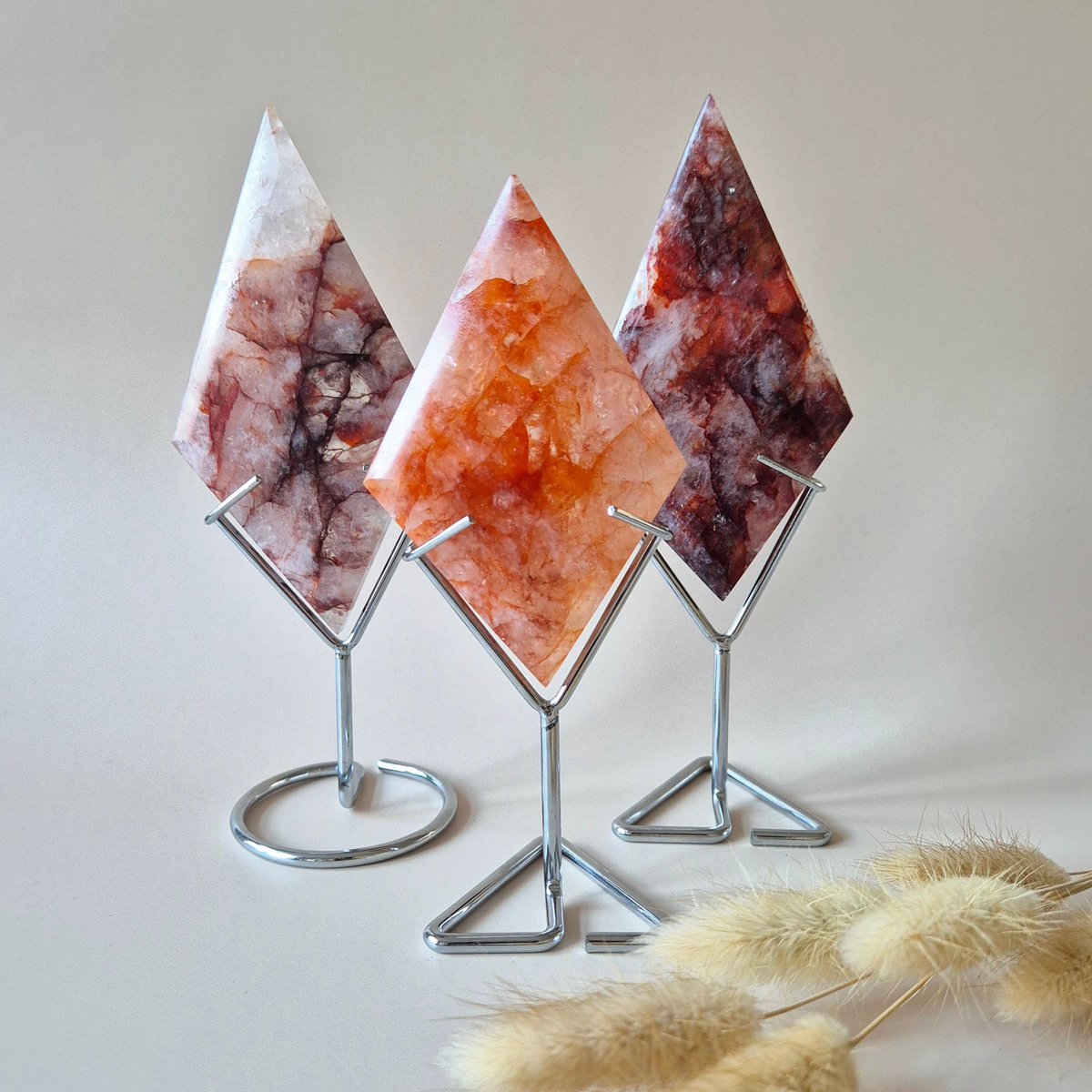 Edelsteen A kwaliteit Fire Quartz Ruit op Standaard – Energie, Passie & Doorzettingsvermogen
