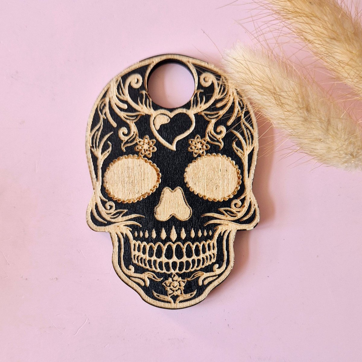 Houten Edelsteen Bolhouder – Skull / Doodshoofd