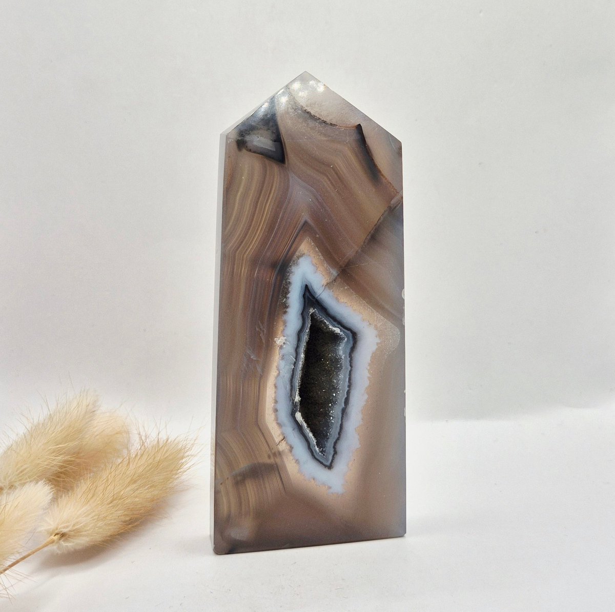 Grijze Agaat Toren met Druzy Opening 200g – Gepolijste Edelsteen Obelisk | Rust & Balans