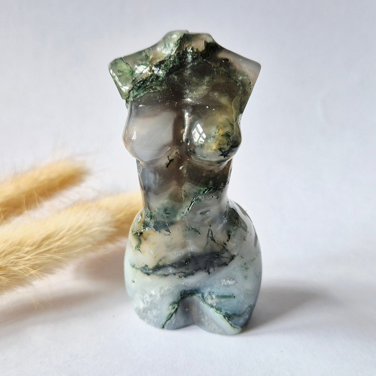 Mosagaat vrouwenbeeldje 8 cm (#49) – handgeslepen edelsteen carving