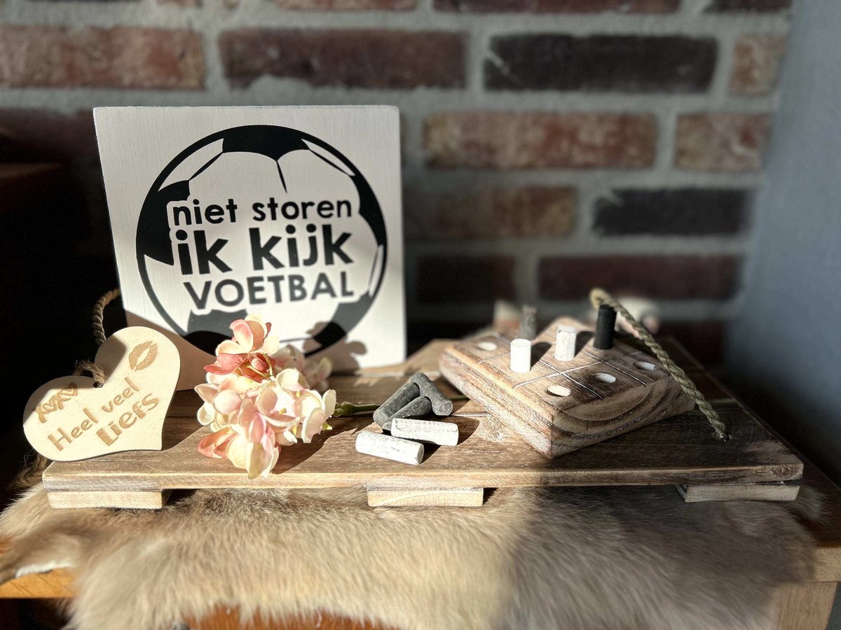 Creaties van hier – met houten hartje - Cadeau pakket Voetbal - tekstblok Voutbal - Boterkaas en eieren - bloemetje - Dienblad met touw