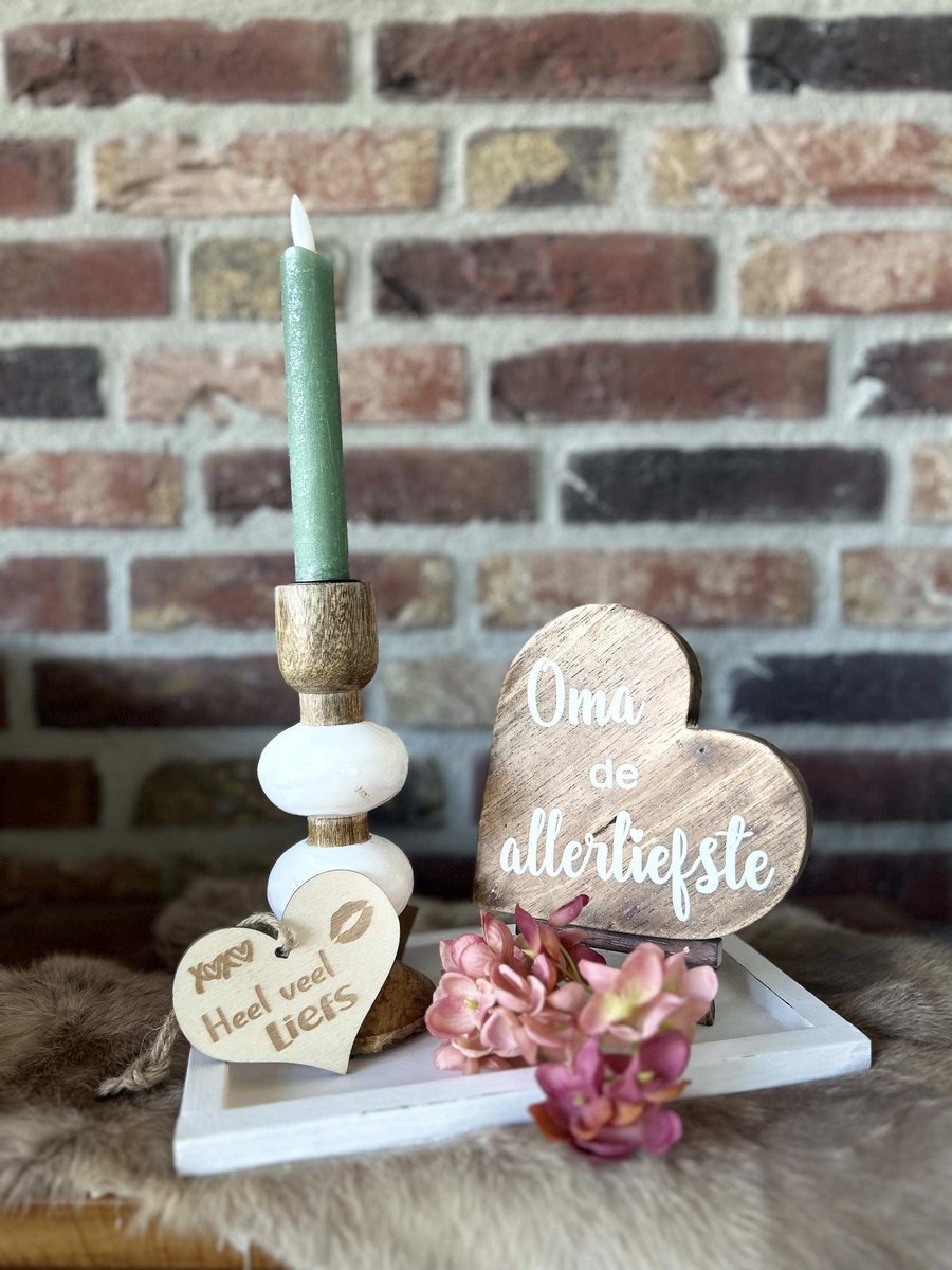 Creaties van hier – met houten hartje - Cadeau pakket Oma de allerliefste - dienblaadje wit - bloem - ezel - kandelaar - teksthart oma naturel