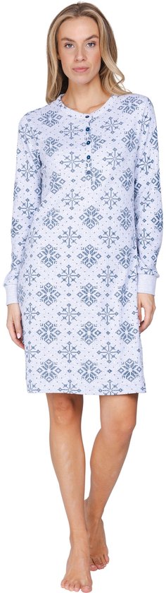 Model draagt een grijs/blauw nachthemd met sneeuwvlokkenprint en knoopjes. Lange mouwen.