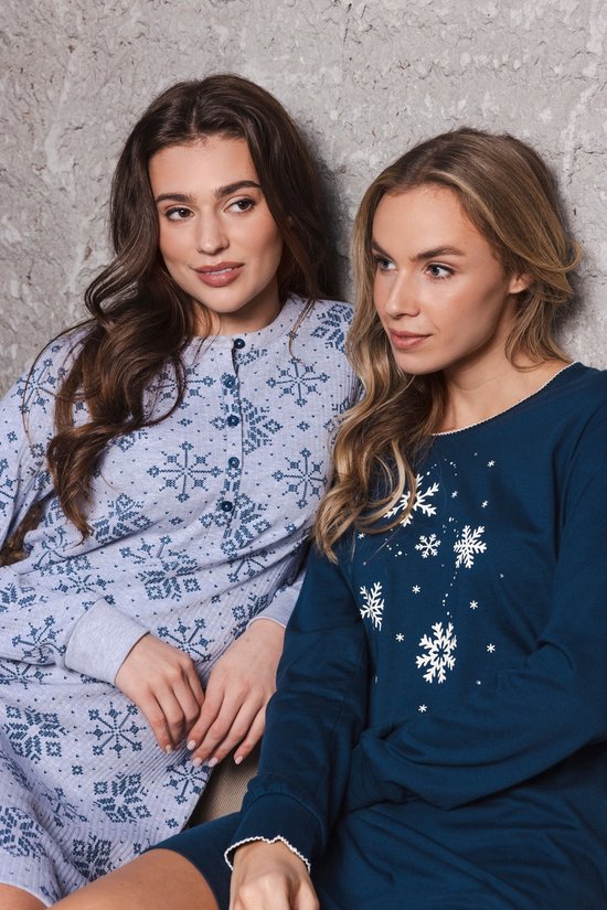 Twee vrouwen in nachthemden met sneeuwvlokjesprint. Eén met blauw nachthemd met sneeuwvlokjesprint en één met lichtblauw nachthemd met een subtiele print.