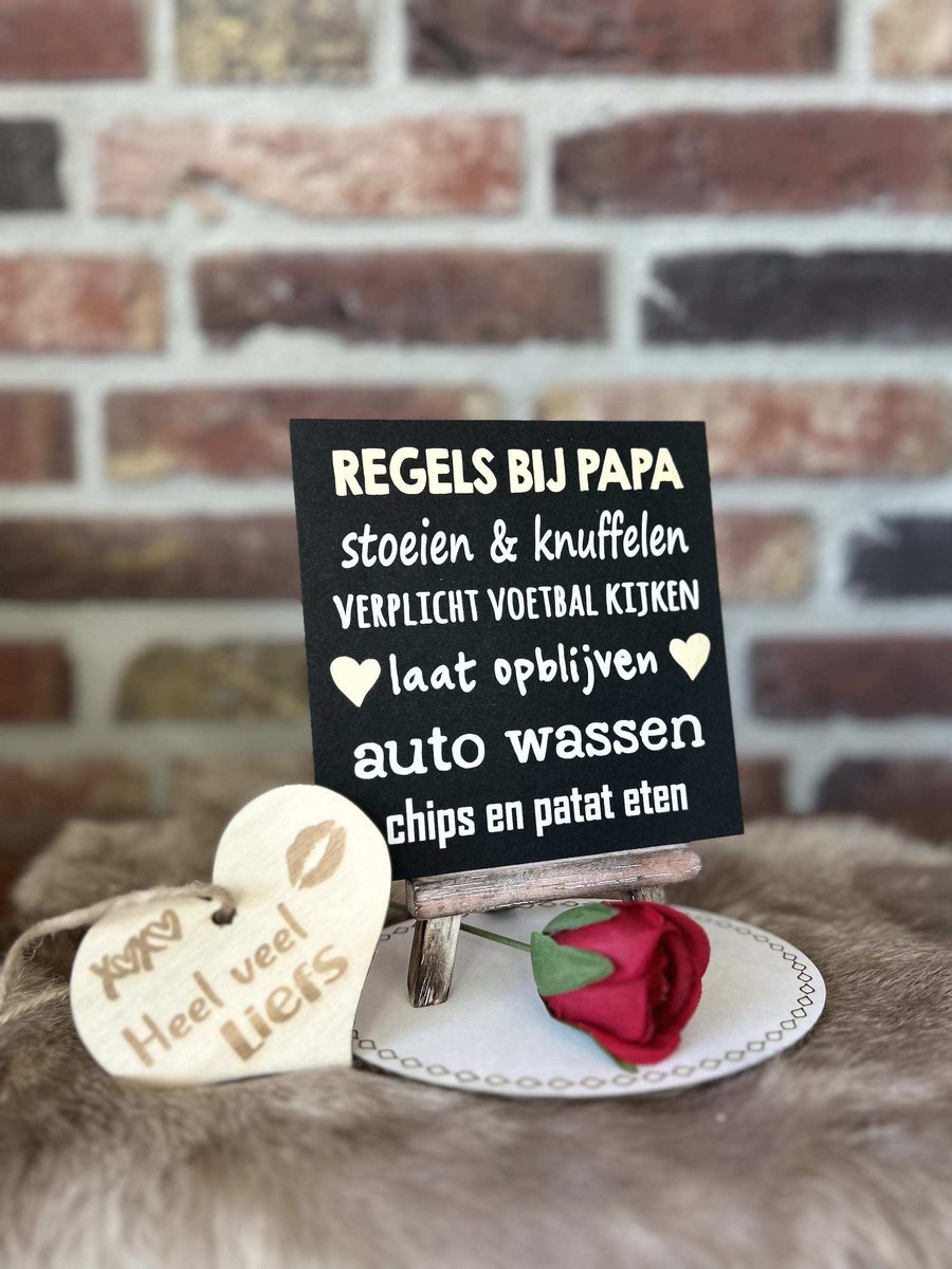 Creaties van hier – Cadeau pakket Regels bij papa - kaart letterpress 13x13cm regels bij papa - Met houten schildersezeltje met houten hartje -