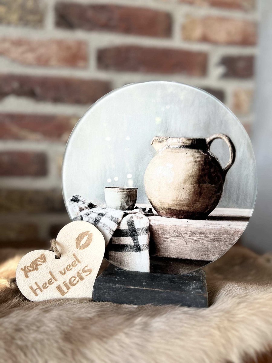 Creaties van hier – met houten hartje - Glasplaatje Brocante Stenen kan - Glasplaatje doorsnede 18 cm - Inclusief houder