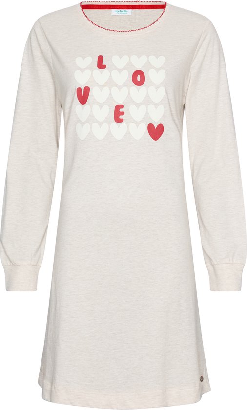 Ecru nachthemd met lange mouwen, gedecoreerd met een patroon van witte hartjes en het rode woord 'LOVE'.
