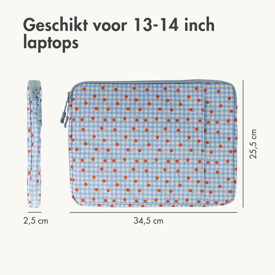 Afmetingen van de laptop sleeve: 34,5 cm breed, 25,5 cm hoog en 2,5 cm diep. Blauw-witte ruitjes met kersenprint.