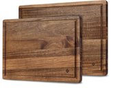 Twee acaciahouten snijplanken, één groter dan de ander, met sapgeul en SOPHIOR logo.