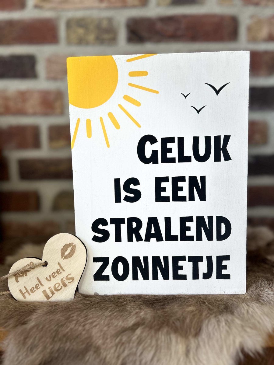 Creaties van hier – tekstblok geluk is een stralend zonnetje - wit zwart geel - 25x18cm - met houten hartje