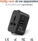 Zwarte universele reisadapter met meerdere stopcontacten en USB-poorten. CE-, FCC-, RoHS- en UK CA-gecertificeerd.