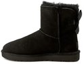 Zwarte UGG Mini Bailey Bow II laars met strik aan de achterkant, suède en sheepskin voering.