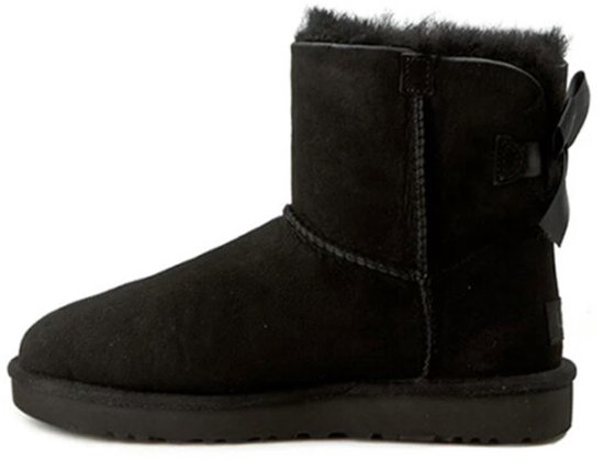 Zwarte UGG Mini Bailey Bow II laars met strik aan de achterkant, suède en sheepskin voering.