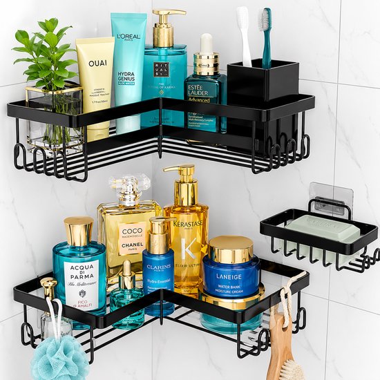 Zwart hoekdoucherek met diverse toiletartikelen zoals parfums, crèmes en verzorgingsproducten.
