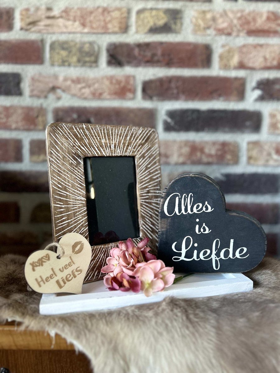 Creaties van hier – Cadeau pakket fotolijstje Alles is liefde - dienblaadje wit - bloem – Fotolijstje - teksthart Alles is liefde black - met houten hartje