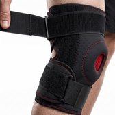 Zwarte kniebrace met rode stiksels en klittenbandsluiting, op een been.