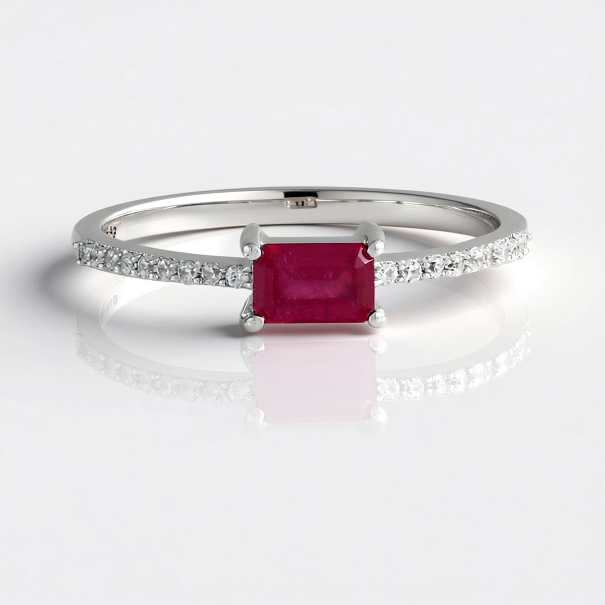 Cavill - Zilveren ring 925 Sterling Gerhodineerd - 0,729ct Madagaskar Robijn - 18 Tanzaanse Zirkonia's - Elegante Achthoekige Dames Ring