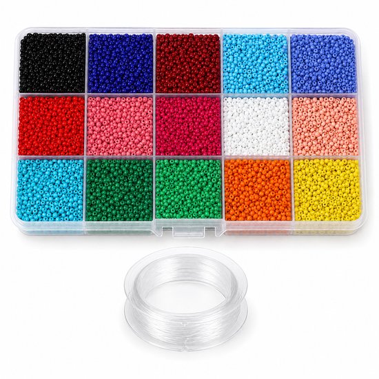 Une boîte en plastique transparente avec 15 compartiments, chacun rempli de perles de verre rondes de différentes couleurs : noir, bleu, rouge, bleu clair, bleu foncé, rouge vif, rose, violet, blanc, orange, vert, jaune, rose pâle, orange pâle et vert pâle. Sous la boîte se trouve une bobine de fil transparent.