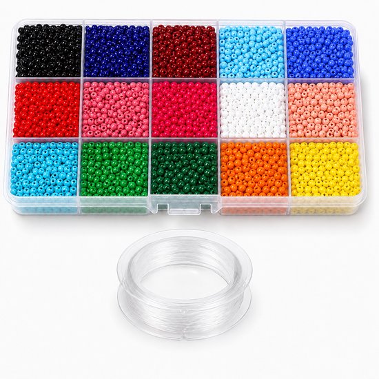 Boîte transparente à 15 compartiments remplie de 15 couleurs de petites perles de verre et d'un rouleau de fil.