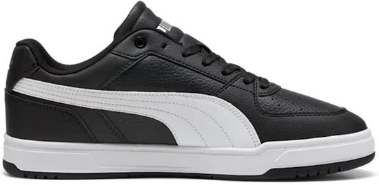 Zwarte Puma sneaker met witte Puma-streep, witte zool en veters.