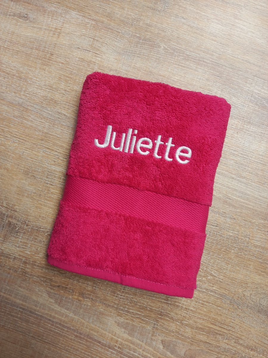 Gepersonaliseerde badhanddoek fuchsia met naam geborduurd